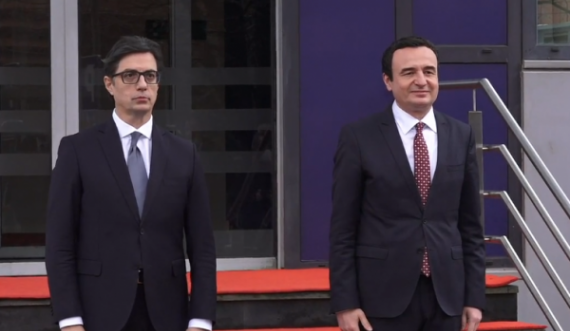 Kryeministri Albin Kurti pret në takim presidentin e Maqedonisë së Veriut, Stevo Pendarovski