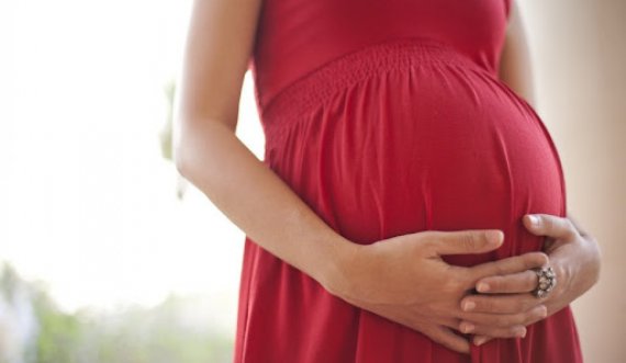 Një e mitur shtatzënë kërkon trajtim mjekësor në Drenas, thotë se që disa muaj po bashkëjeton me një person