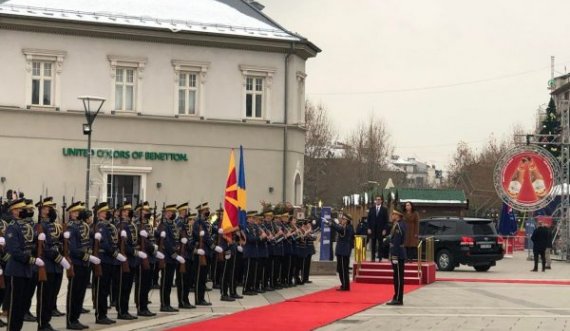Pendarovski arrin në Prishtinë, Osmani e pret me ceremoni shtetërore