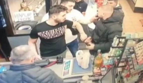 “Do paguaj unë i pari”, arrestohet një person për vrasjen e të riut në market