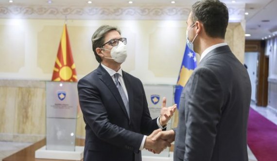 Pendarovski në takim me Konjufcën shpreh mbështetjen për liberalizimin e vizave për Kosovën
