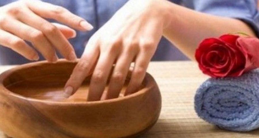 Katër shkaqet kryesore që i zverdhën thonjtë tuaj