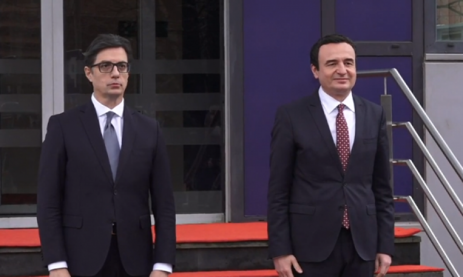 Kryeministri Albin Kurti pret në takim presidentin e Maqedonisë së Veriut, Stevo Pendarovski