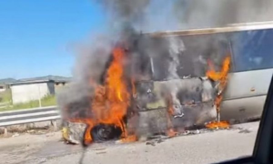 Përfshihet nga flakët autobusi me nxënës, po kthente fëmijët nga shkolla