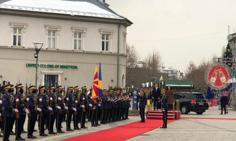 Pendarovski arrin në Prishtinë, Osmani e pret me ceremoni shtetërore