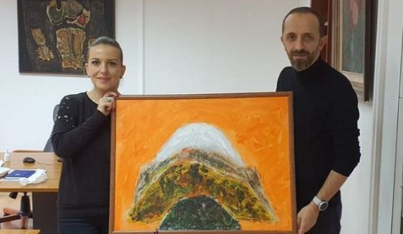Aziri i dhuron Besiana Mehmedit një pikturë nga ekspozita e tij e fundit