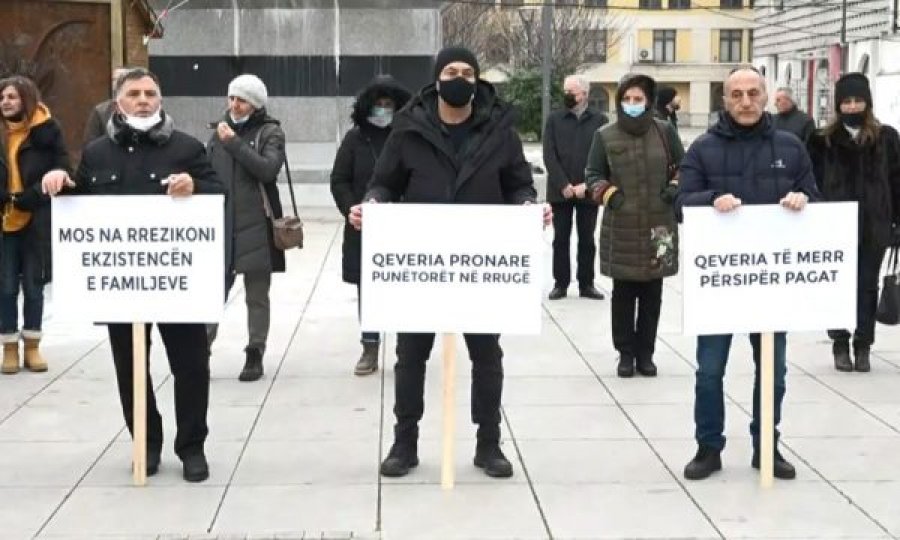 Protestojnë punëtorët e Lotarisë, kërkojnë paga nga qeveria