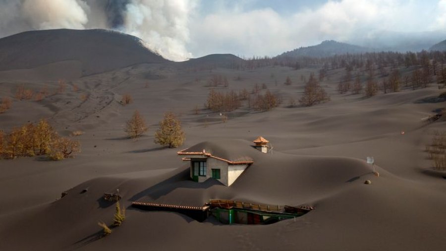 Vullkani në ishullin ‘La Palma’, pamjet nga hapësira tregojnë shtëpitë e mbuluara nga hiri