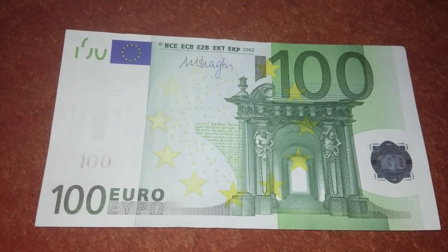 Kishte vjedhur një pallto me vlerë 100 euro në Prishtinë, e akuzuara del para gjykatës