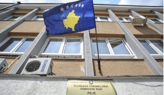 Vdes zyrtari shumëvjeçar i Gjykatës së Pejës