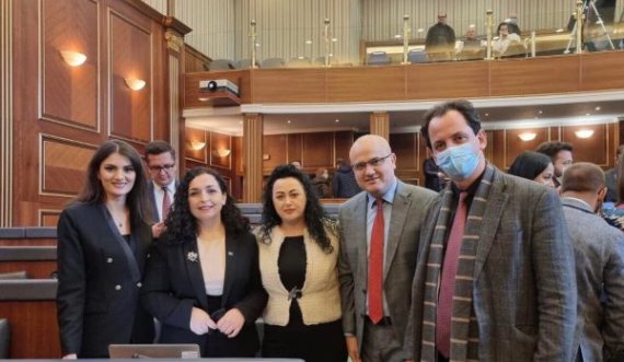 Disa deputetë të LDK-së fotografohen me Presidenten Osmani, Marigona Geci thotë se i kërkoi të kthehet në parti