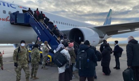 79 afganë të tjerë largohen nga Kosova për në ShBA