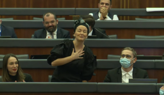 Adriana Matoshi rikthehet në Kuvend pas operacionit, pritet me duartrokitje nga deputetët