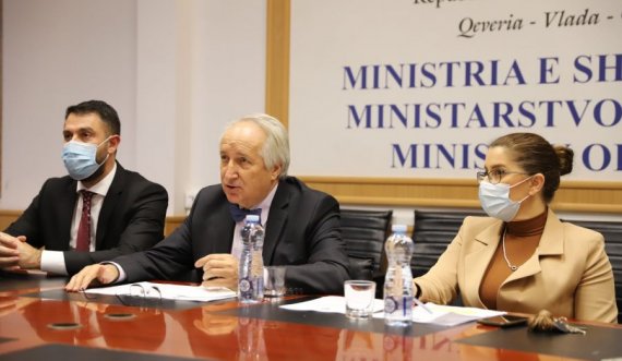 Ministri Latifi flet me kryetarët e komunave për masat anti-Covid