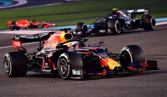 Verstappen e ngacmon Hamiltonin: “Më vjen keq për të, ai e ka fituar një titull në këtë mënyrë”