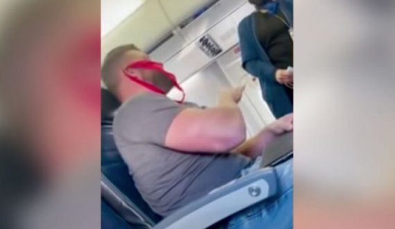 Burri vendos të brendshmet në fytyrë në vend të maskës, e largojnë nga aeroplani