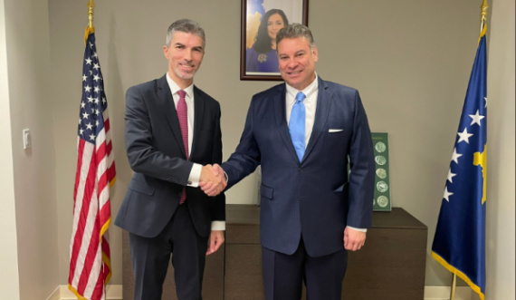 Emisari Gabriel Escobar i shkon në zyrë ambasadorit të ri të Kosovës në Washington