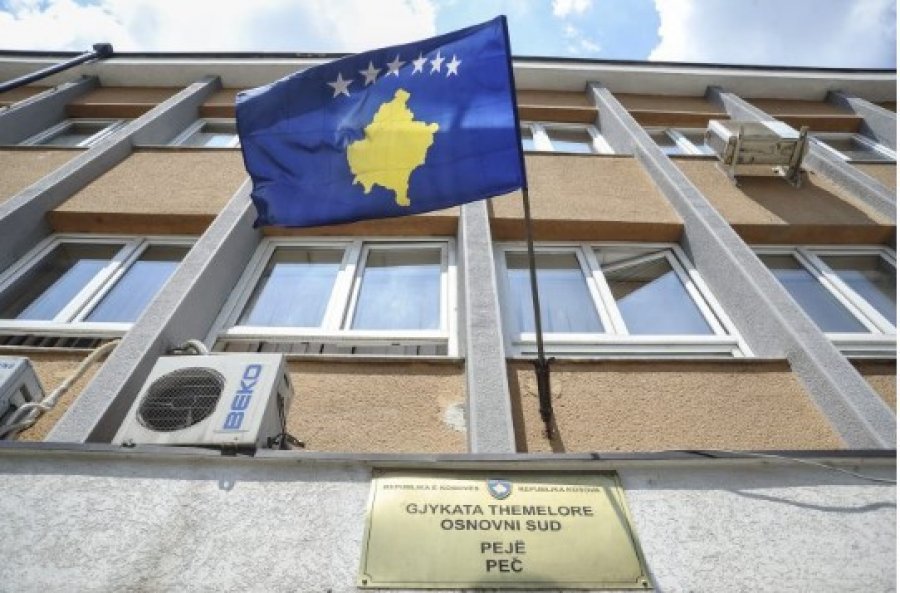 Vdes zyrtari shumëvjeçar i Gjykatës së Pejës