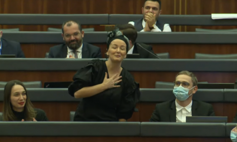 Adriana Matoshi rikthehet në Kuvend pas operacionit, pritet me duartrokitje nga deputetët