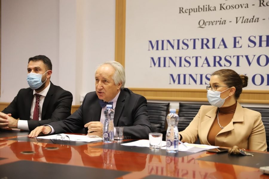 Ministri Latifi flet me kryetarët e komunave për masat anti-Covid
