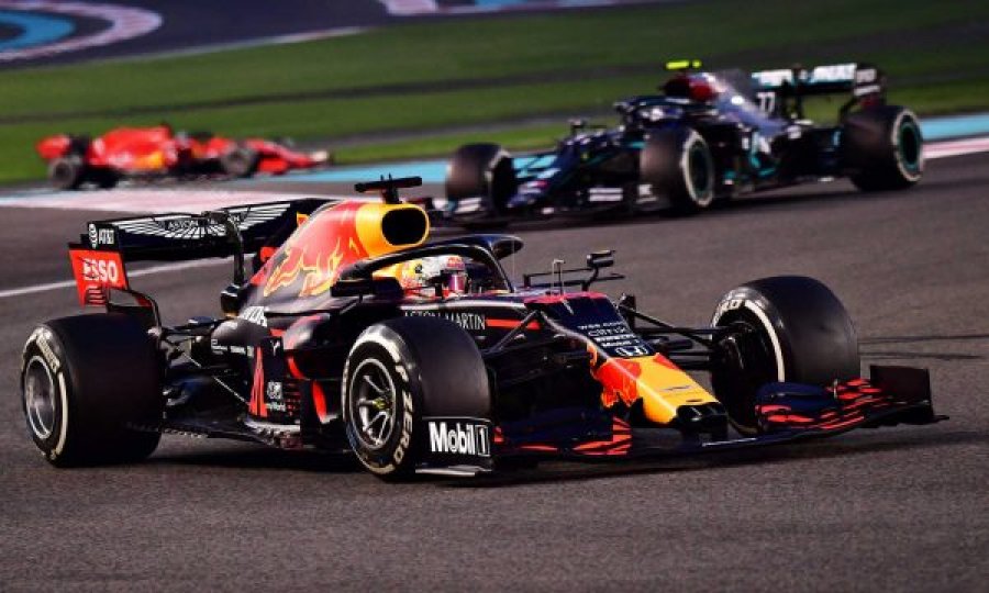 Verstappen e ngacmon Hamiltonin: “Më vjen keq për të, ai e ka fituar një titull në këtë mënyrë”