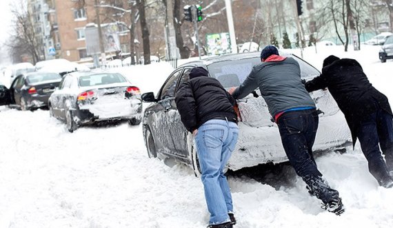 Borë, akull, të kalueshme veç me pajisje dimërore: Mos ua ‘mësyni’ këtyre rrugëve në Kosovë