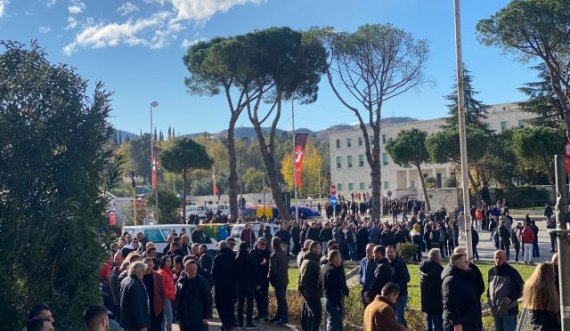 Demokratët mblidhen para Pallatit të Kongreseve në mbështetje të Kuvendit Kombëtar të PD