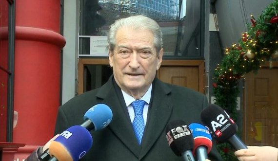Sali Berisha thërret protestë të hënen kundër Vuçiq