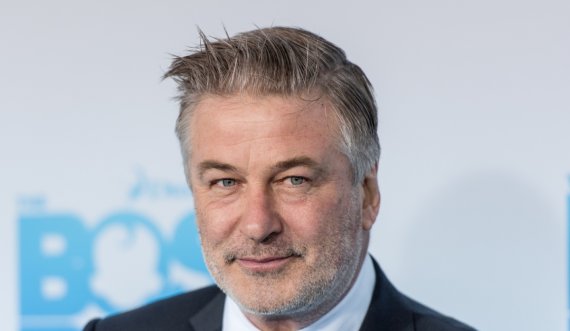 Hetimi po merr përmasa të tjera! Alec Baldwin i kërkojnë celularin