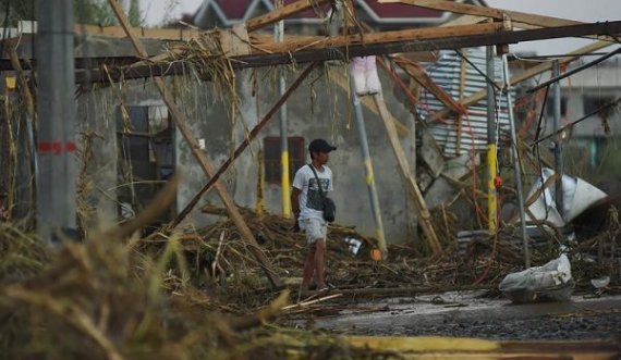Dhjetëra të vdekur nga tajfuni në Filipine