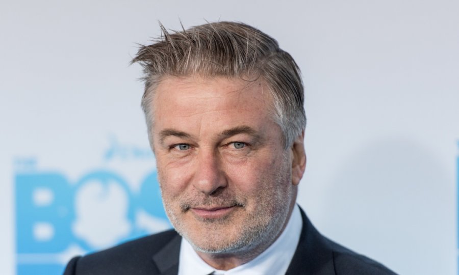 Hetimi po merr përmasa të tjera! Alec Baldwin i kërkojnë celularin