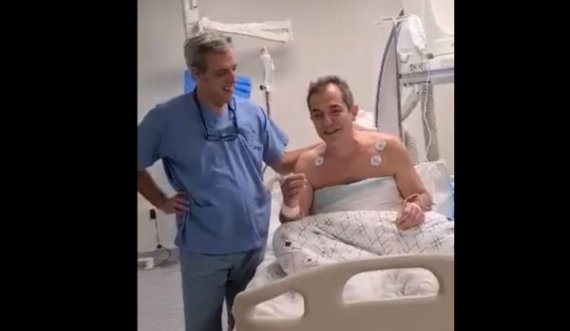 Pacienti del duke kënduar nga salla e operacionit në QKUK