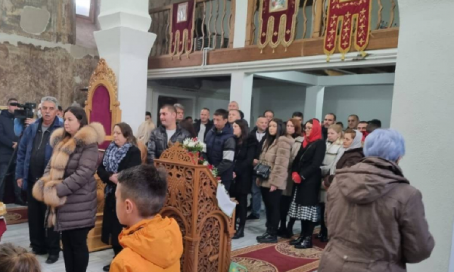 Pse serbët mbajnë liturgji në Prishtinë