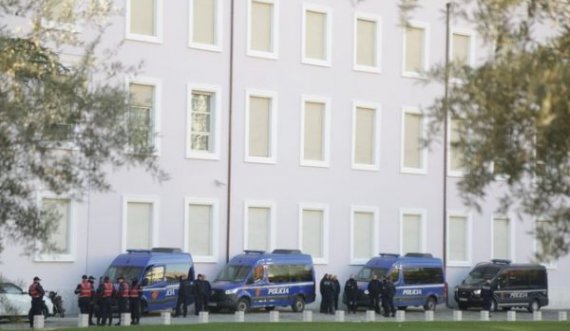 Protesta kundër Vuçiç, policia dhe snajperistët e RENEA-s rrethojnë Kryeministrinë