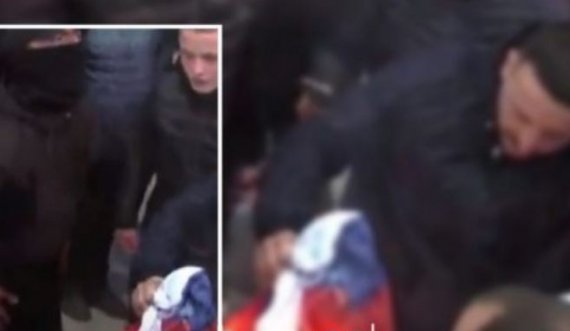 Protestuesit i vënë flakën dhe shkelin flamurin e Serbisë