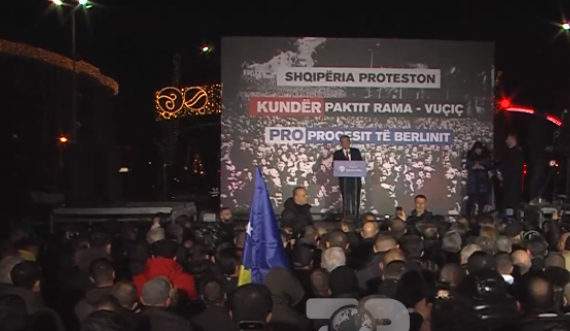 Flamuri i Kosovës i pranishëm në protestën anti-Vuçiq në Tiranë