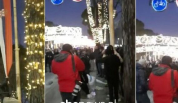 “Spidermani” në Tiranë ngjitet në shtyllë dhe e shqyen flamurin serb