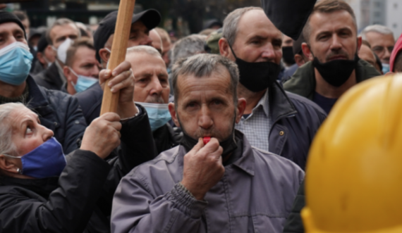 Protestojnë punëtorët e KEK’ut, duan edhe rrogën e 13’të