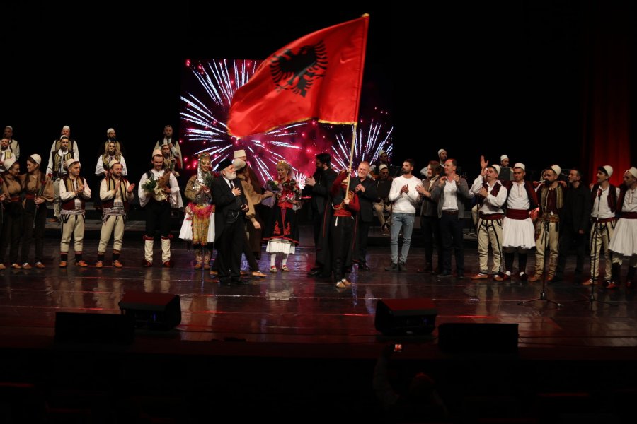 Shkëlqimi i Ansamblit Shqiptar në Teatrin e Operës dhe Baletit