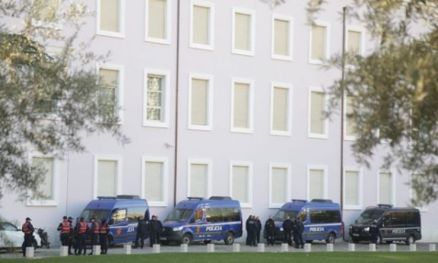 Protesta kundër Vuçiç, policia dhe snajperistët e RENEA-s rrethojnë Kryeministrinë