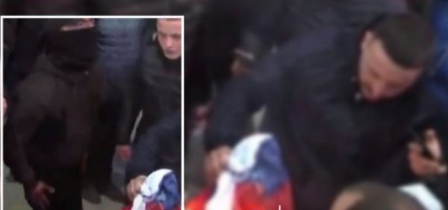 Protestuesit i vënë flakën dhe shkelin flamurin e Serbisë