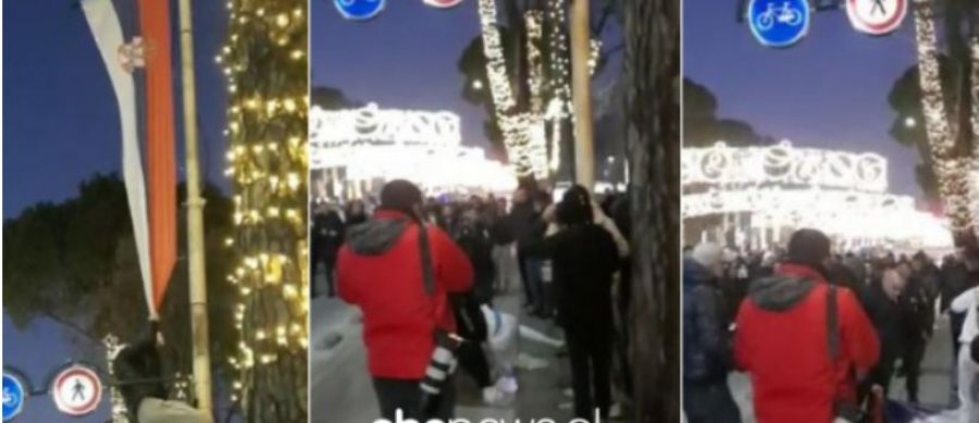 “Spidermani” në Tiranë ngjitet në shtyllë dhe e shqyen flamurin serb
