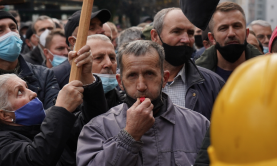 Protestojnë punëtorët e KEK’ut, duan edhe rrogën e 13’të