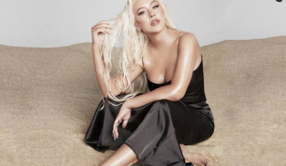 Christina Aguilera trondit fansat me fotot e fundit nudo 