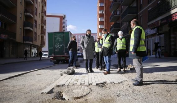 Përparim Rama viziton rrugën “Muharrem Fejza”: Ka nisur shtrimi me zhavorr që të jetë qarkullimi më i lehtë