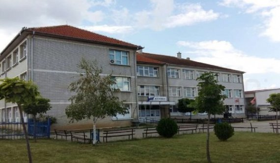 Skandaloze: Zëvendësdrejtori i gjimnazit në Malishevë dyshohet se e ngacmoi seksualisht një nxënëse në banjo