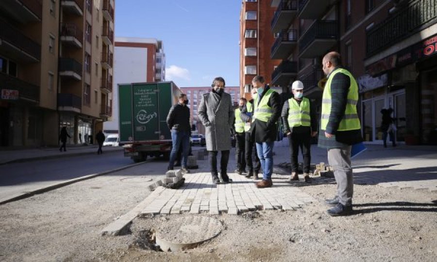 Përparim Rama viziton rrugën “Muharrem Fejza”: Ka nisur shtrimi me zhavorr që të jetë qarkullimi më i lehtë