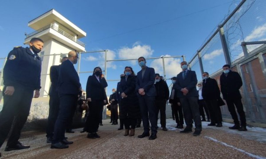 Qelitë me qira – Ministrja Haxhiu dhe homologu danez vizitojnë burgun e Gjilanit