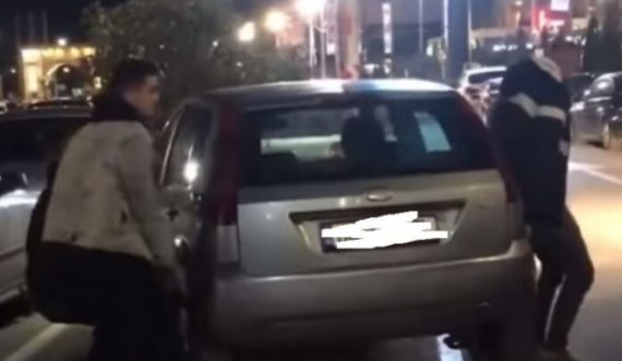 Mënyra e pazakontë e të rinjve nga Prizreni për ta parkuar veturën
