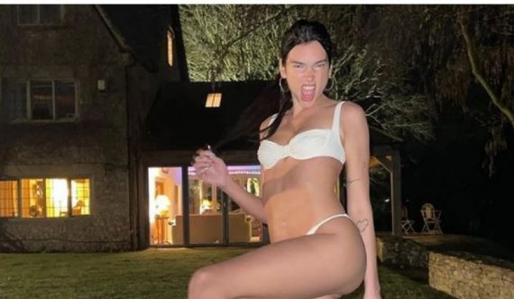 Dua Lipa ka befasuar me një zgjedhje të pazakontë mode, me bikini dhe çizme gëzofi